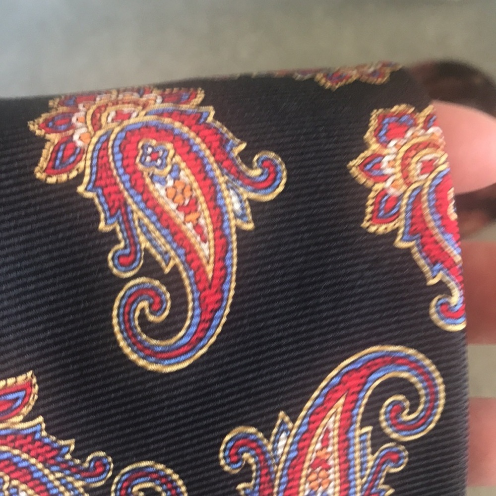Neiman Marcus beautiful paisley tie silk pre-owned